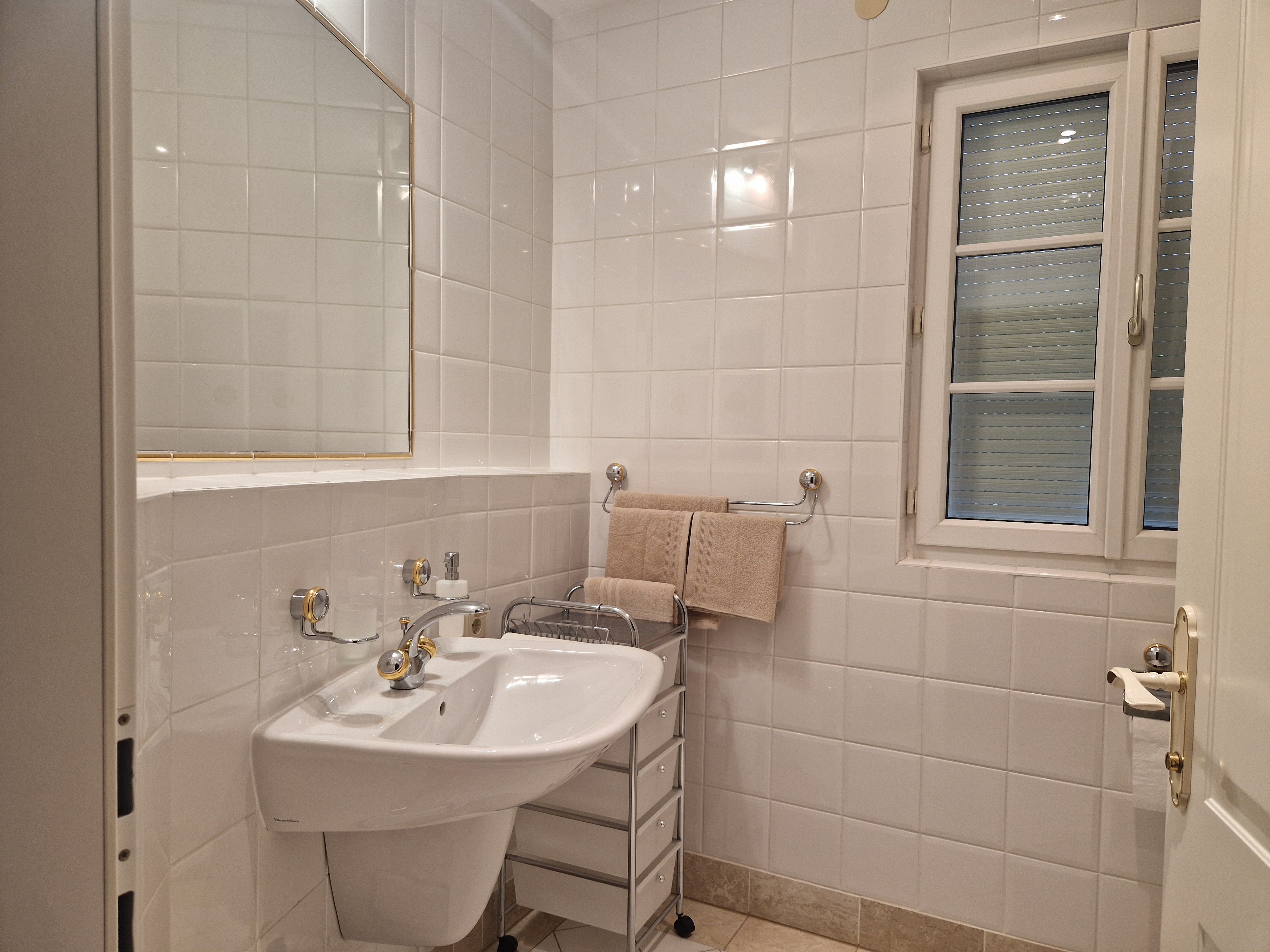 eigenes Badezimmer in jedem Zimmer Erdgeschoss mit Dusche , WC & Bidet
