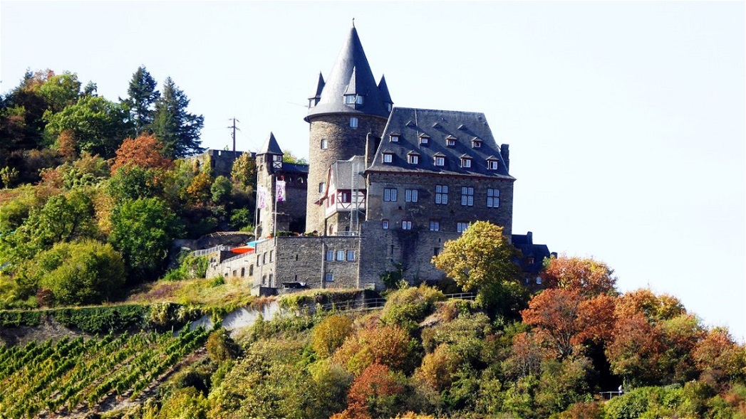 Die Höhenburg Stahleck liegt auf einer Anhöhe im rheinland-pfälzischen Bacharach