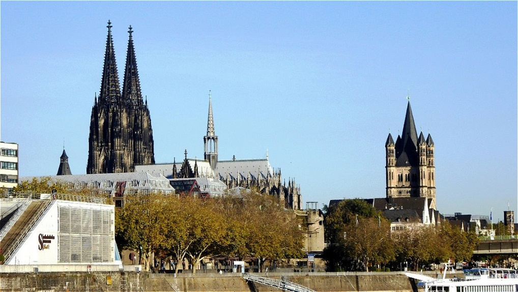 Der Kölner Dom und der Turm der romanischen Kirche Groß St. Martin in der Kölner Innenstadt