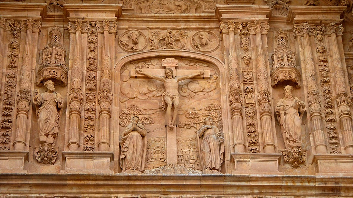 An der Vorderseite- die Kreuzigung Christi