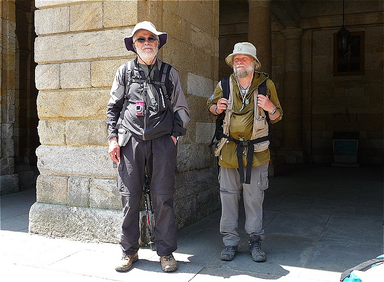 2 Typen - blicken etwas unschlüssig
