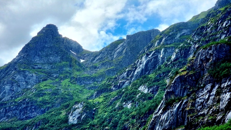Die Südseite des Trollfjords wird durch den 1045 bis 1084 Meter hohen Trolltindan begrenzt