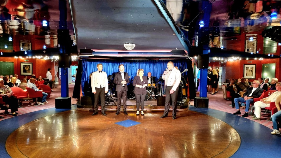 Von links: Kapitän Maxim Dolgov, Kreuzfahrt-Dir. Olga Bozhko und ganz links Hotel-Dir. Vladimir Nishpal