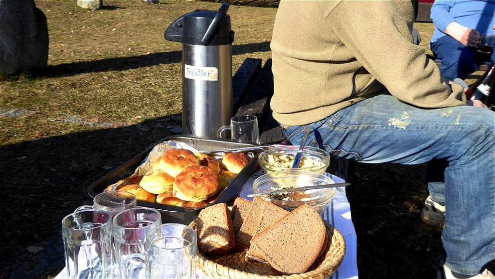 Rosi Tröstler sorgt für Stärkung nach der getanen Arbeit !
