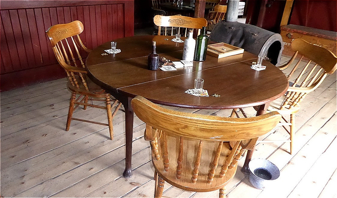 Spieltisch im Saloon mit Spucknapf