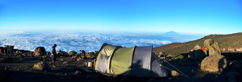 Über der Wolkendecke im Barafu Camp