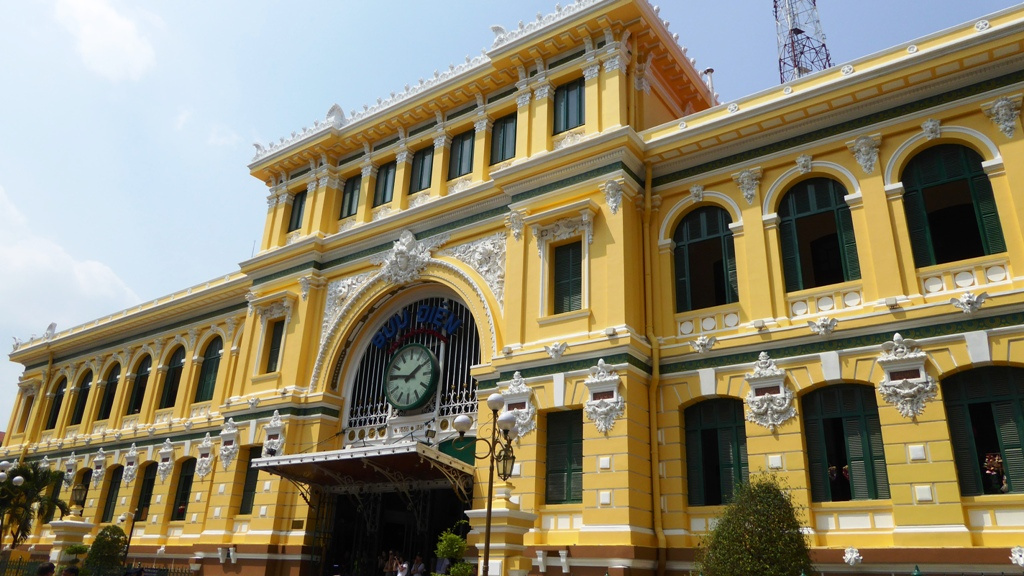 Vorderansicht des Hauptpostamtes in Saigon
Direkt neben der Kathedrale Notre Dame gelegen. Ein Relikt aus der französichen Kolonialzeit.