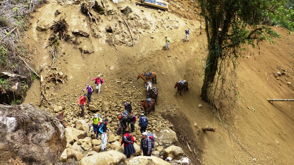Straßenbau - nichts wie weg - gleich wird wieder gesprengt 