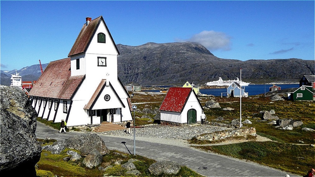 Die Kirche am malerischen Fjord