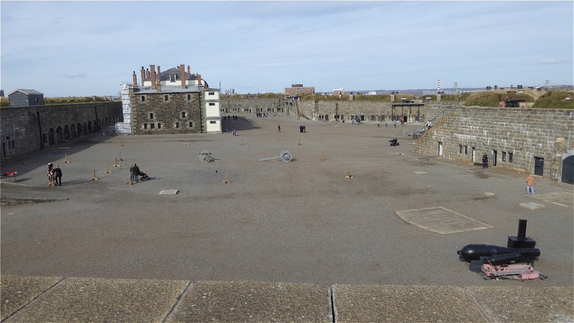 Blick von der Festungsmauer über den Exerzierplatz