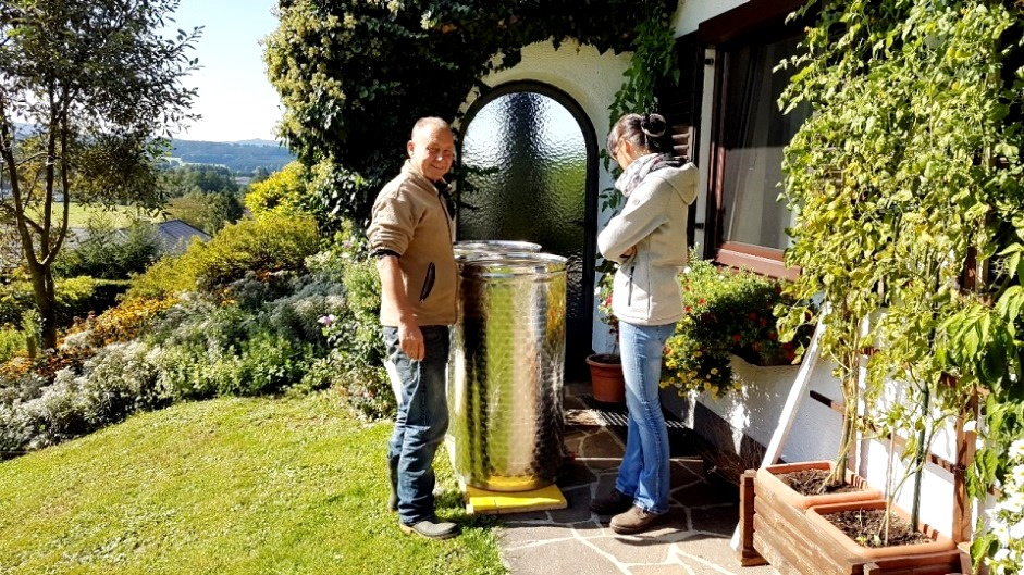 Der Traubenmost wird in Edelstahlbehältern gesammelt und in den Gärkeller geleitet