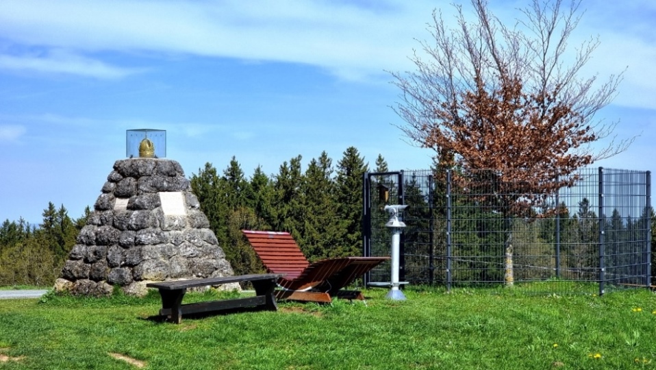 Der ursprüngliche Baum fiel 2004 einem Sturm zum Opfer und wurde durch eine Neupflanzung ersetzt.