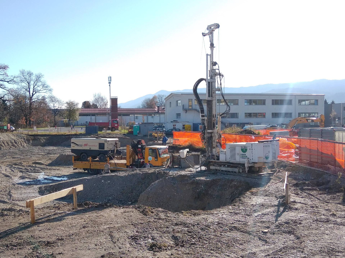 Mehanizacija za vrtanje vrtine v gradbeni jami