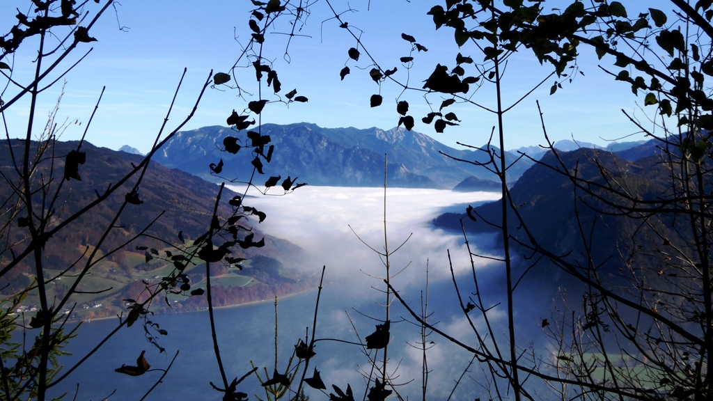 Blick nach Osten auf das Höllengebirge - noch liegt der Attersee unter einer Nebeldecke