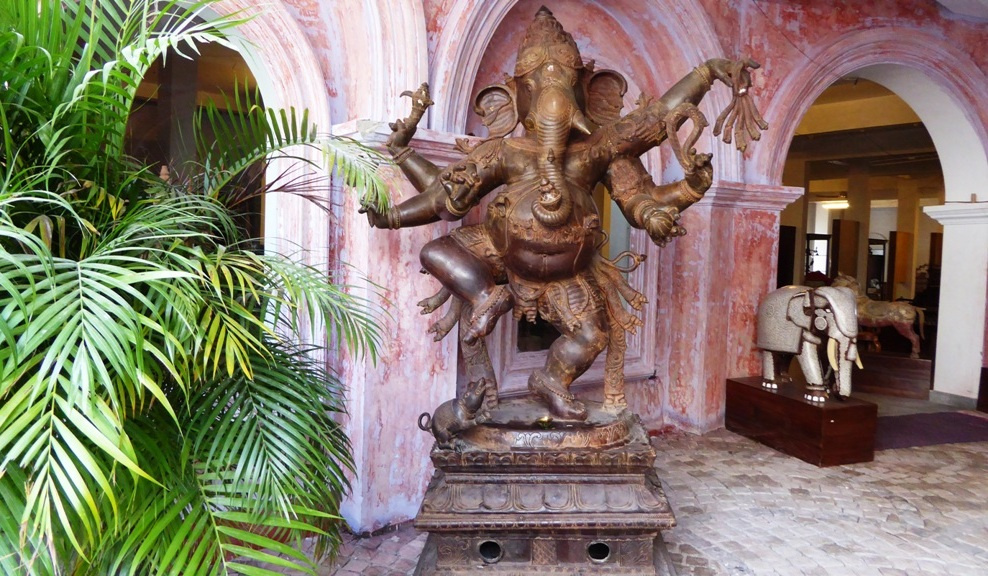 
Ganesha der Gott mit dem Elefantenkopf 
Keine Tätigkeit und kein Gottesdienst kann bei den Hindus ohne seinen Beistand beginnen. Er gilt u. a. als Verkörperung von Weisheit, Glück und Erfolg.
