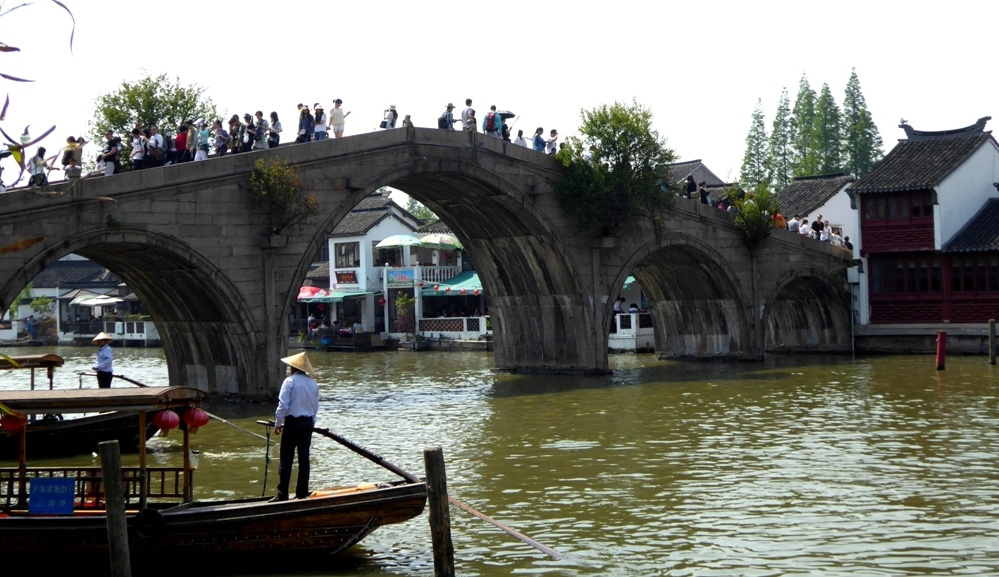 Eine malerische Steinbrücke überspannt mit fünf Bögen den Fluss Cao Gang