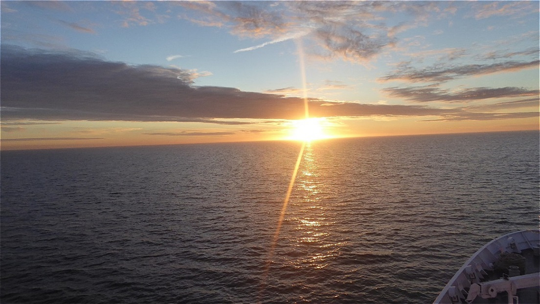 ... gleich "berührt" sie die Wasserfläche ...