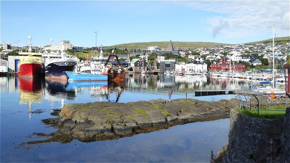 ... und blicken zwischen den alten Häusern hindurch ...