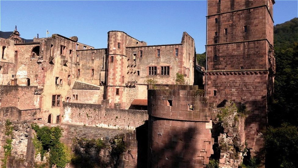 Am 24. Juni 1764 wurde die teilweise renovierte Anlage durch Blitzschlag in Brand gesetzt. Hierauf wurde die Wiederherstellung aufgegeben !