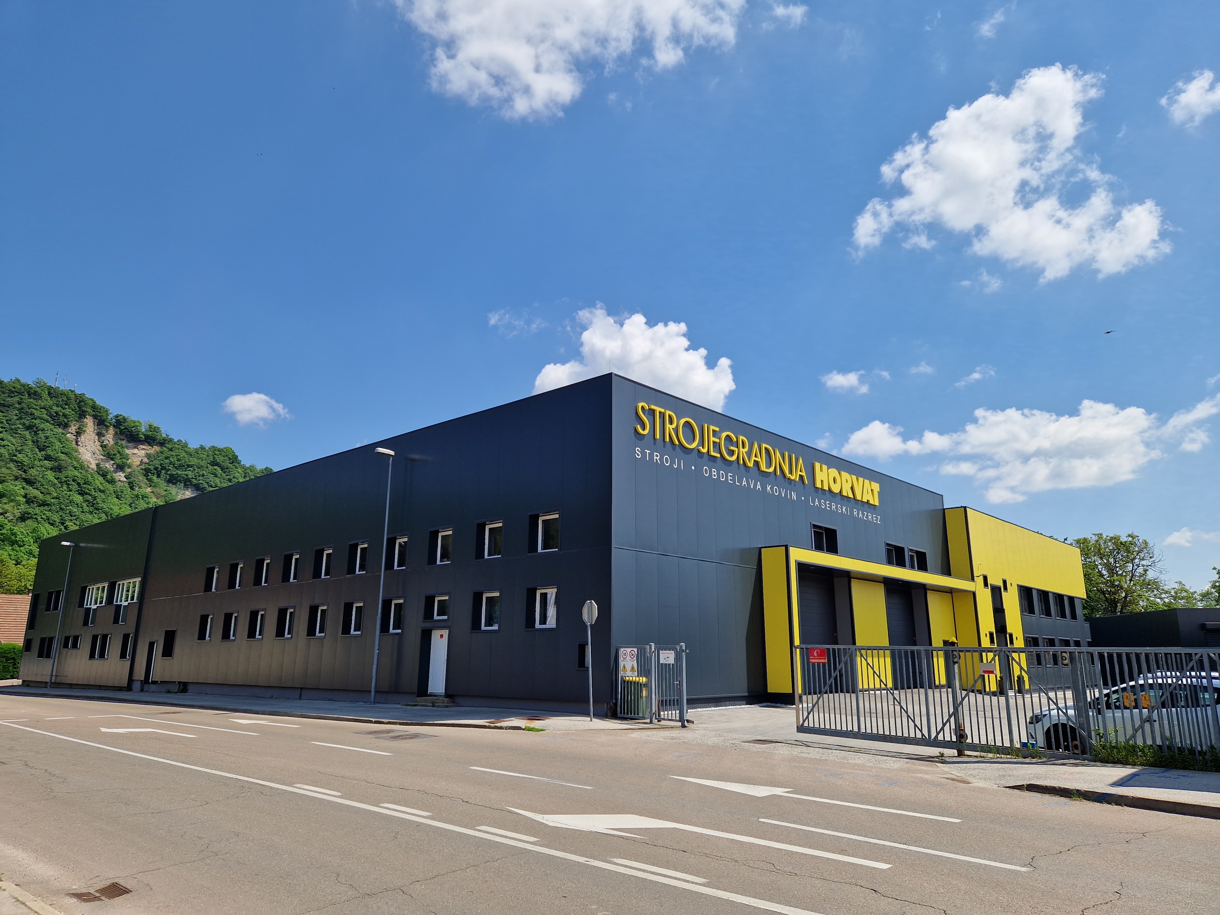 <div class="text-position">
<div class="slider-text-holder">
<h2>Strojegradnja Horvat  Poslovna enota Melje
</h2>
<h3>Stroji - Obdelava kovin - Laserski razrez</h3>
</div>
</div>