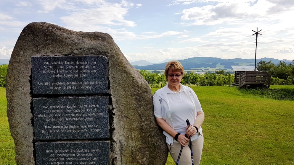 Gedenkstein mit geschichtlichen Daten