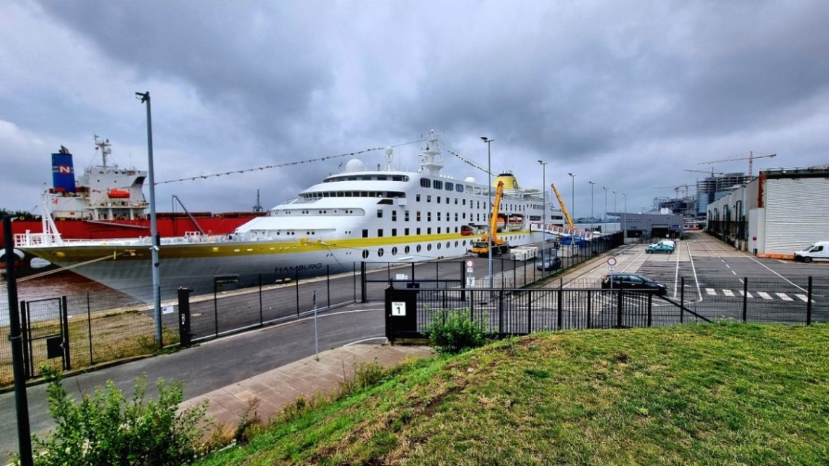 Die MS Hamburg liegt im Baakenhafen