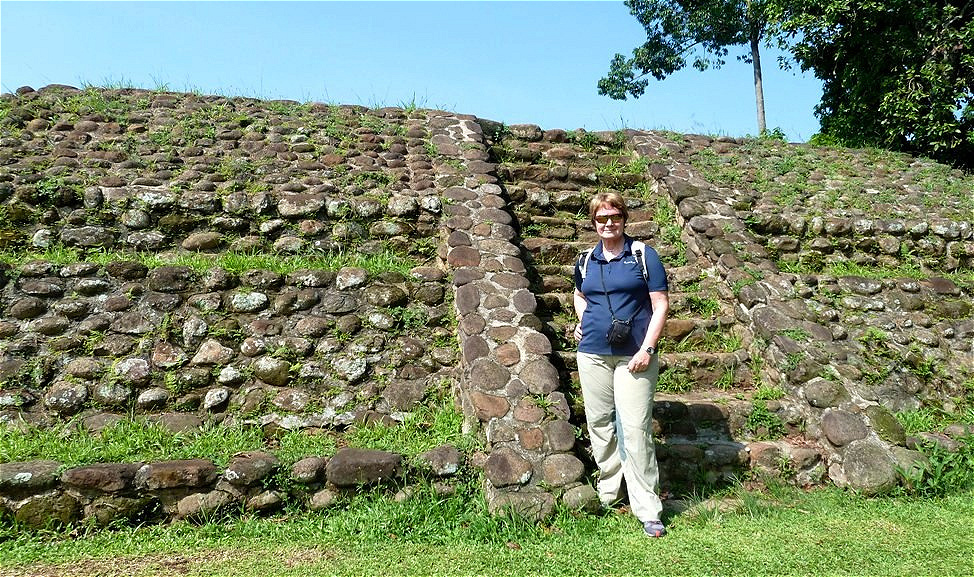 Vor dem Tempel
Schriftzeichen und Datumsglyphen sind in Izapa nicht zu finden.