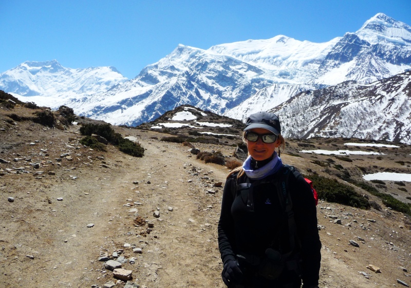 Vor der Bergkette der Annapurna
Dieses Gebirgsmassiv erstreckt sich in westöstliche Richtung und besteht aus mehreren selbstständigen Bergen. 