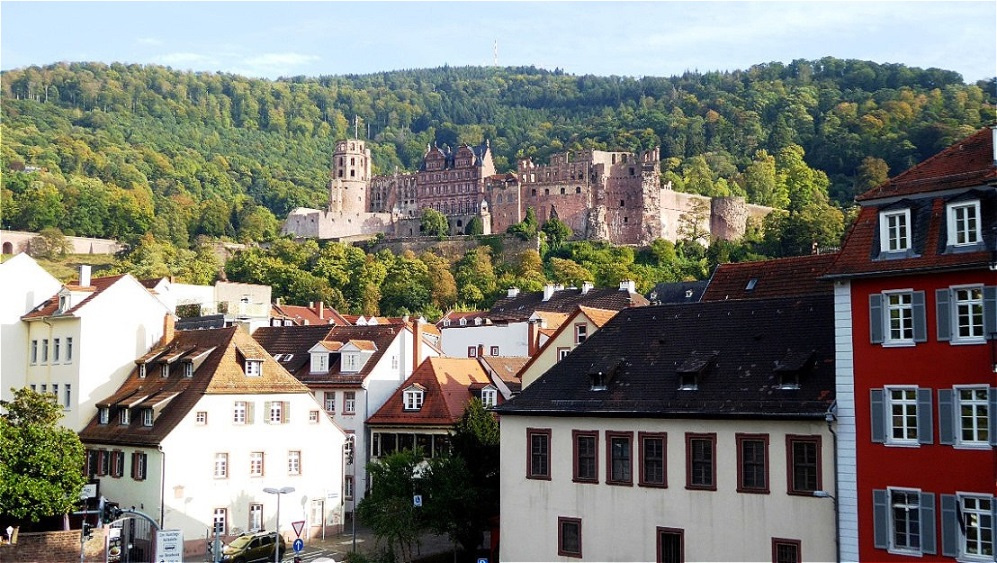 Blick über die Häuser der Altstadt auf das Schloss am Nordhang des Königstuhl
