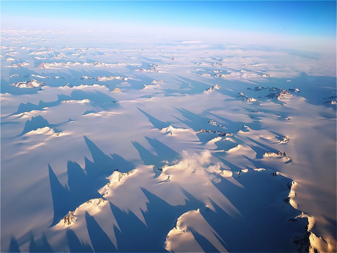 Die tief am Horizont stehende Sonne erzeugt dieses einmalige Schattenmuster !