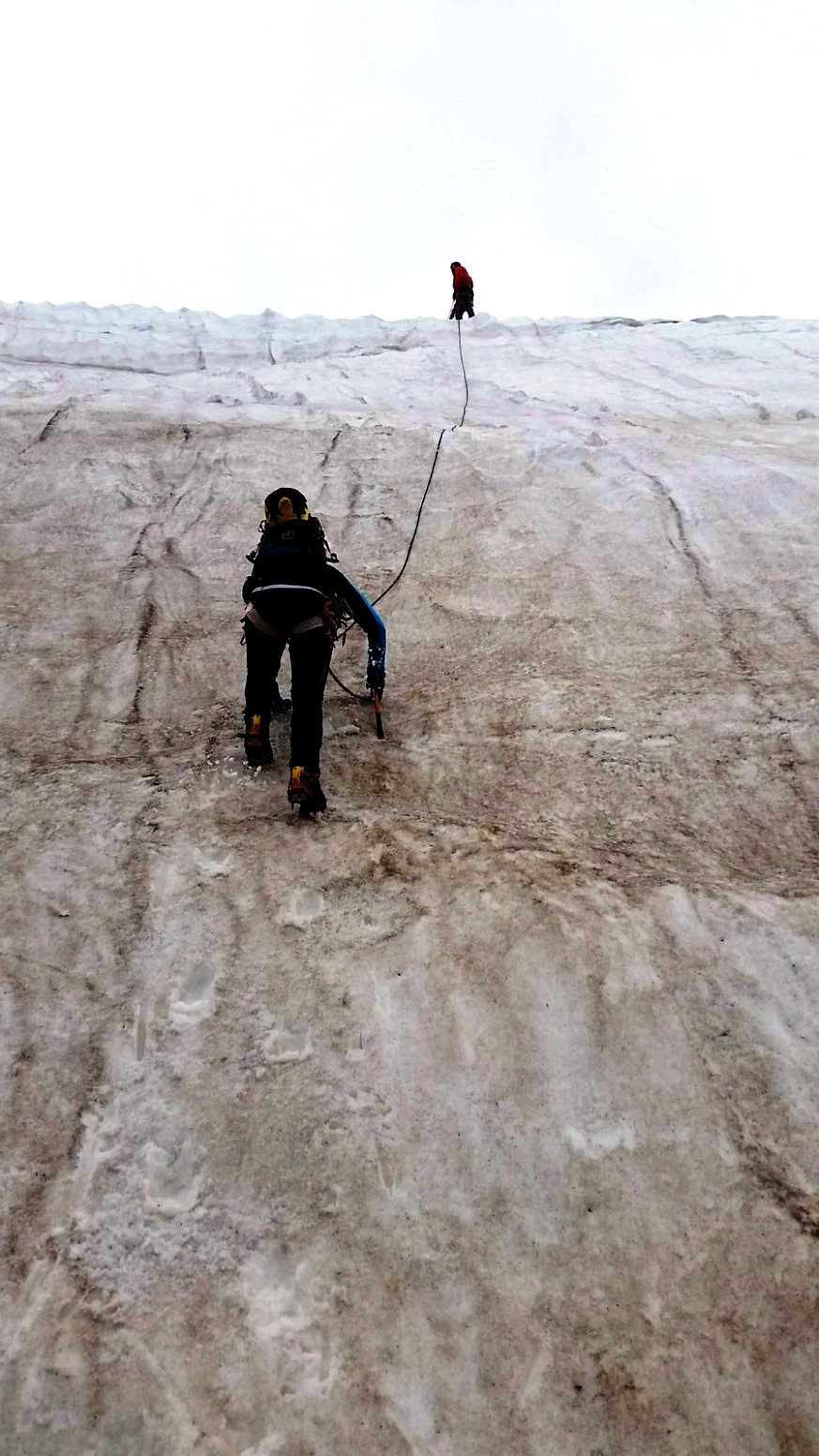 Hinauf auf den Frontzacken der Steigeisen und mit Einsatz des Pickels