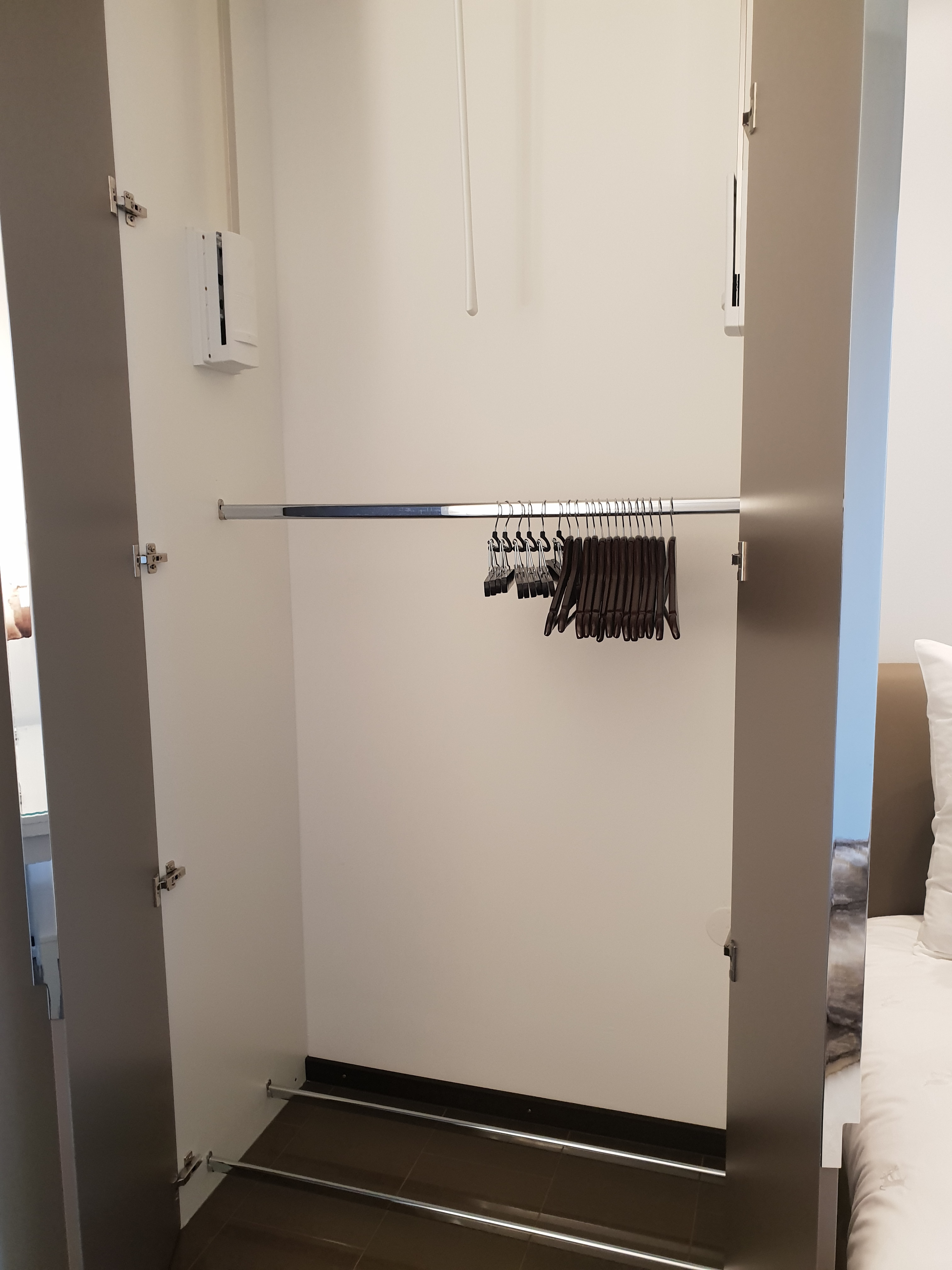 Schrankverbau linke Seite Bett