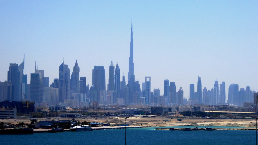 Blick von Bord der Costa Serena auf die Skyline Dubais