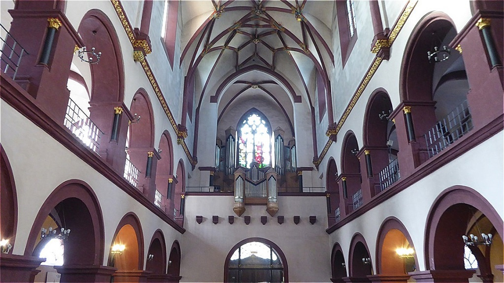 Langhaus nach Westen mit der Orgel
