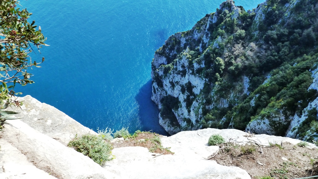 "Salto Tiberio" - 300 Meter freier Fall in die Tiefe - von dieser Felskante soll Kaiser Tiberius seine "Feinde" gezwungen haben in den Tod zu springen