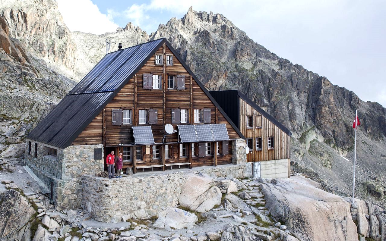 Cabane d'Orny ( 2.831 m ).