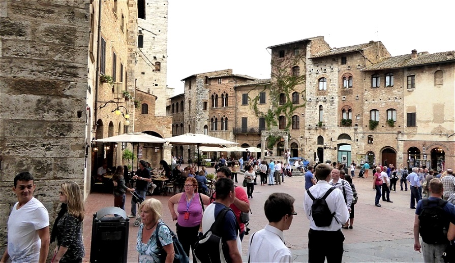 Die " Piazza della Cisterna" - Die Blütezeit der Stadt dauerte 160 Jahre. und beruhte beruhte auf Handel und Anbau von Safran