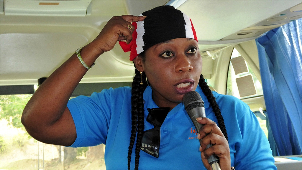 Stolz trägt die Fremdenführerin das Kopftuch mit den Landesfarben !