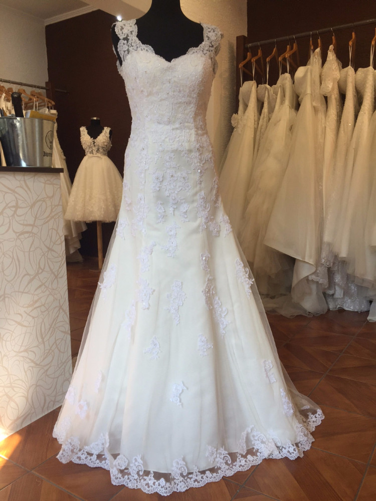  Možen odkup oblek po 190€,290€ in 390€.Na zalogi je več kot 70 modelov poročnih oblek.