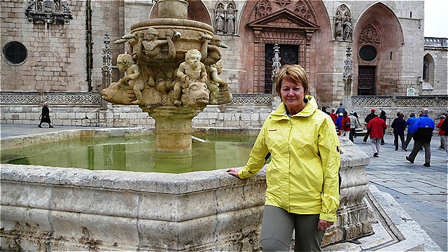 Am Brunnen vor der Westfassade