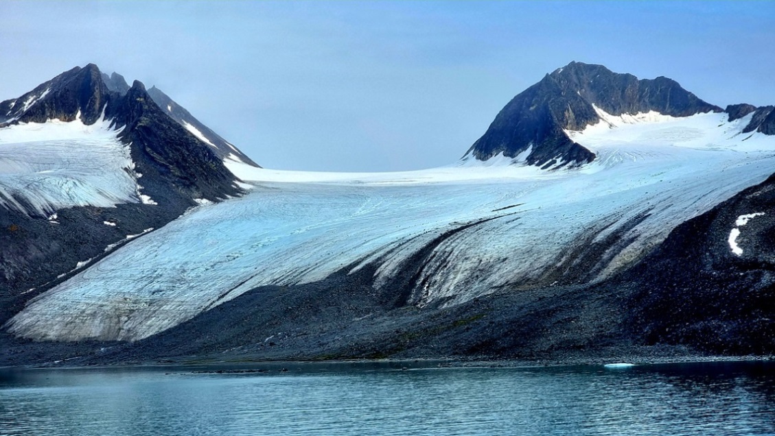 Im Süden ragt eine flache Landzunge in den Fjord