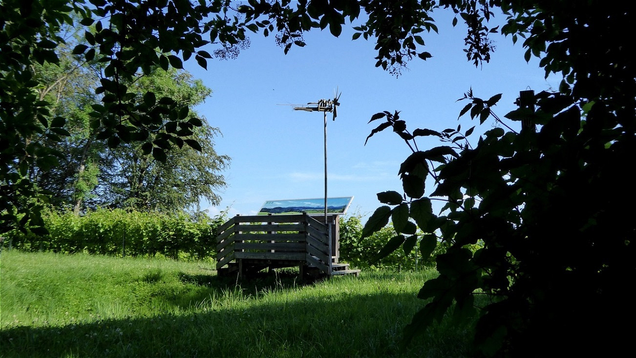 Klapotetz und Panoramatafel über dem Weingarten