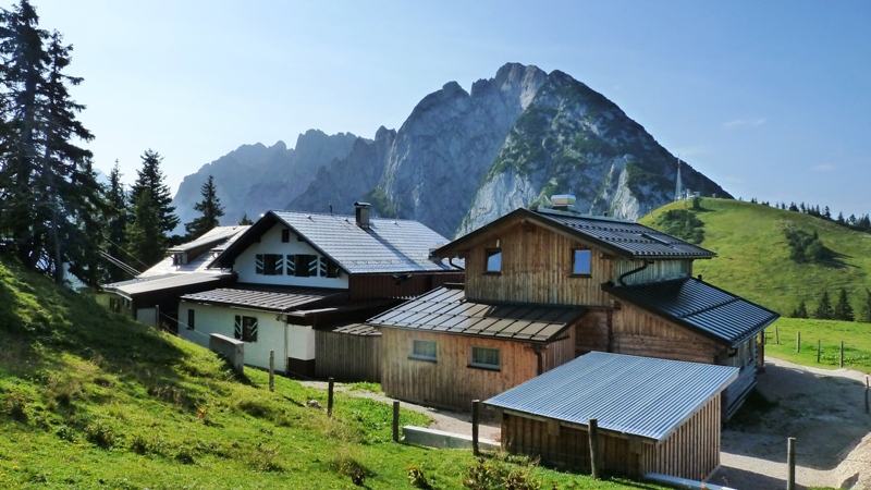 Sonnenalm Hütte mit Donnerkogel (2055 m)