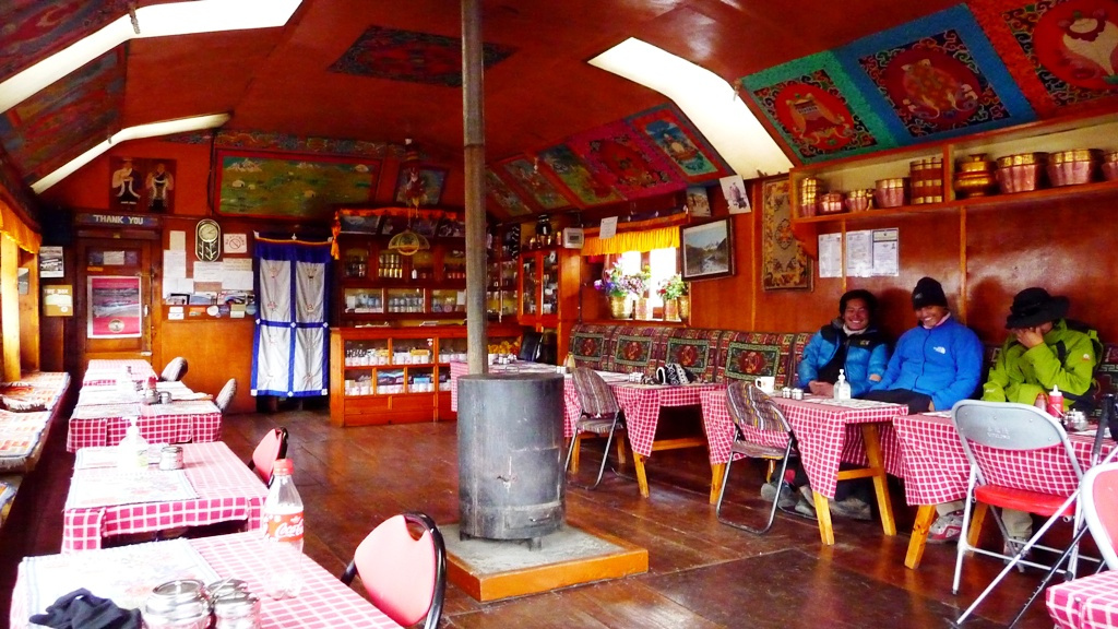 Gemütliche Lodge in Machermo
Buphal, Kiran und Ashok amüsieren sich