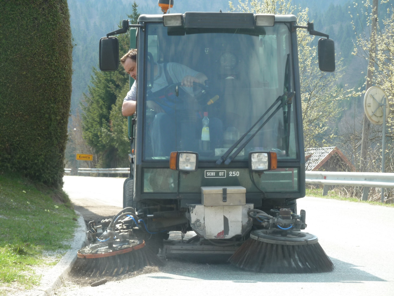 pometanje ceste v Krnici