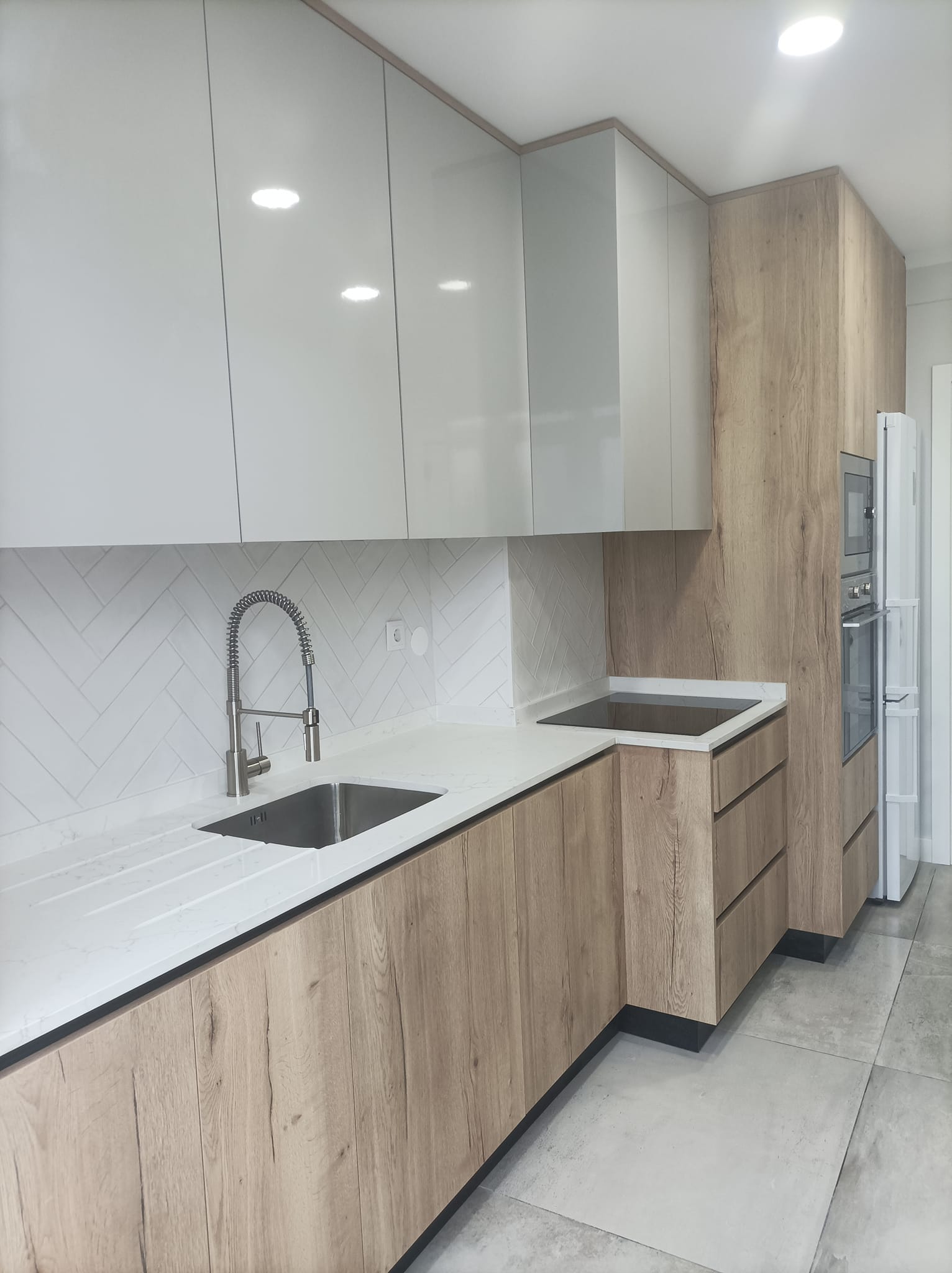 Sala de estar moderna e espaçosa com decoração minimalista, sofá cinza, jardim vertical, mesa de jantar e grandes janelas panorâmicas com vista para a cidade. Sala de estar moderna e espaçosa com decoração minimalista, sofá cinza, jardim vertical, mesa de jantar e grandes janelas panorâmicas com vista para a cidade.