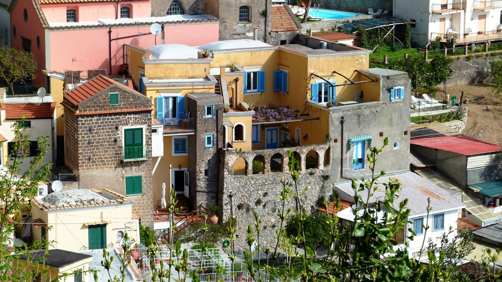 Uralte Mauerreste
Kaiser Nero soll hier schon eine Villa besessen habe