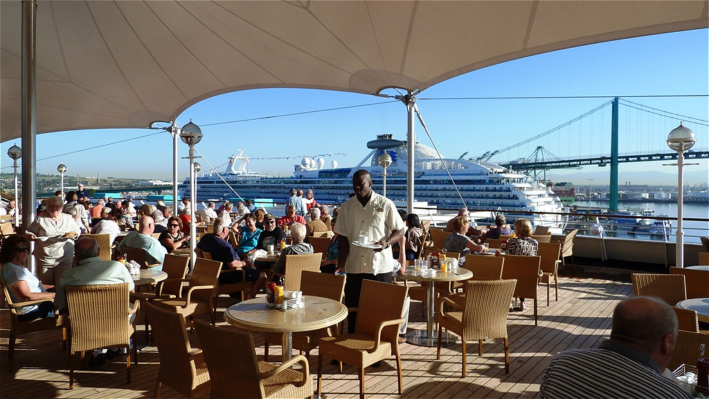 Auf dem Frühstücksdeck
noch einmal ein kräftiges "American Breakfast" bevor wir endgültig unsere "Norwegian Sun" verlassen.