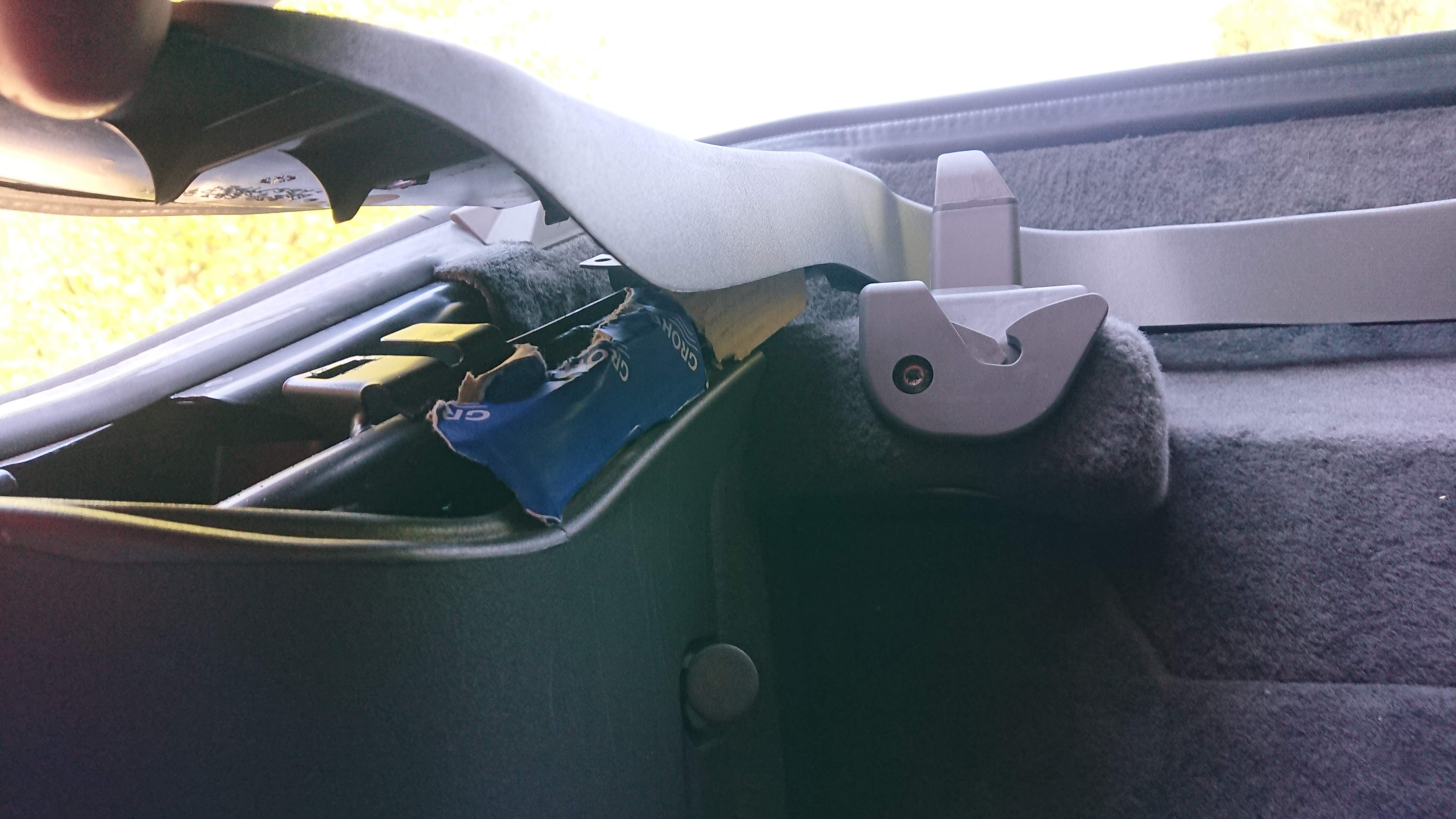 Karton hinter Kofferraumverkleidung