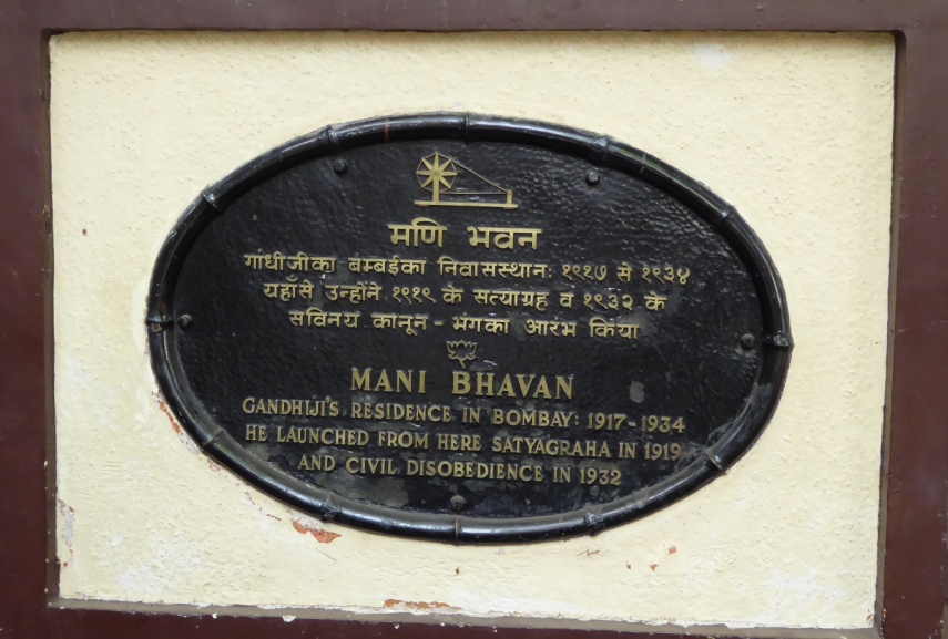  Tafel  an Ghandis Wohnhaus Von hier aus startete und organisierte er den gewaltlosen Widerstand gegen die Kolonialmächte.